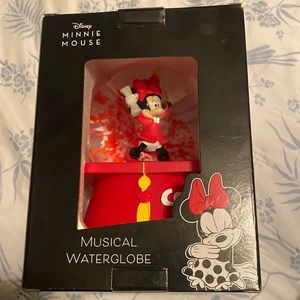 Minnie Mouse water globe (Does not play music)